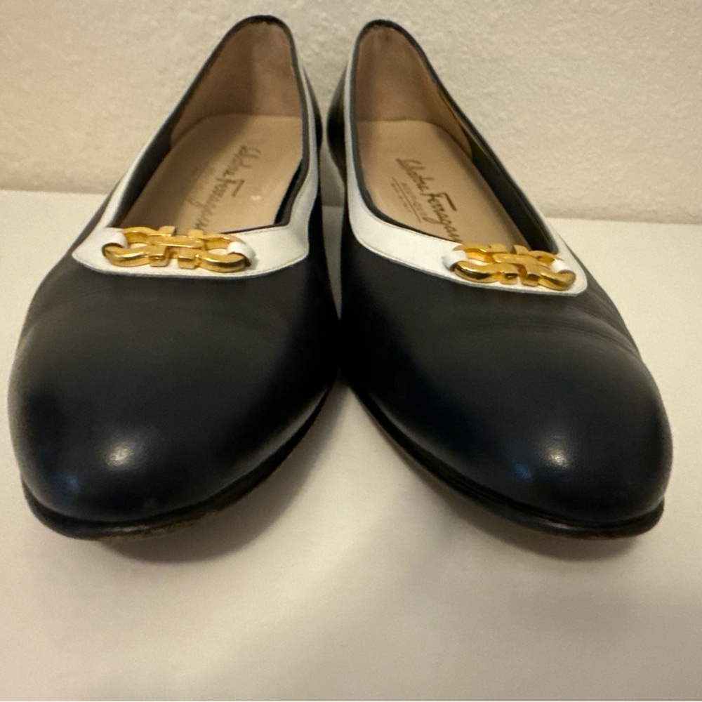 Ferragamo Gancini Horsebit Pumps Navy/White | 8.5 AAA | Kitten Heel - Picture 5 of 10